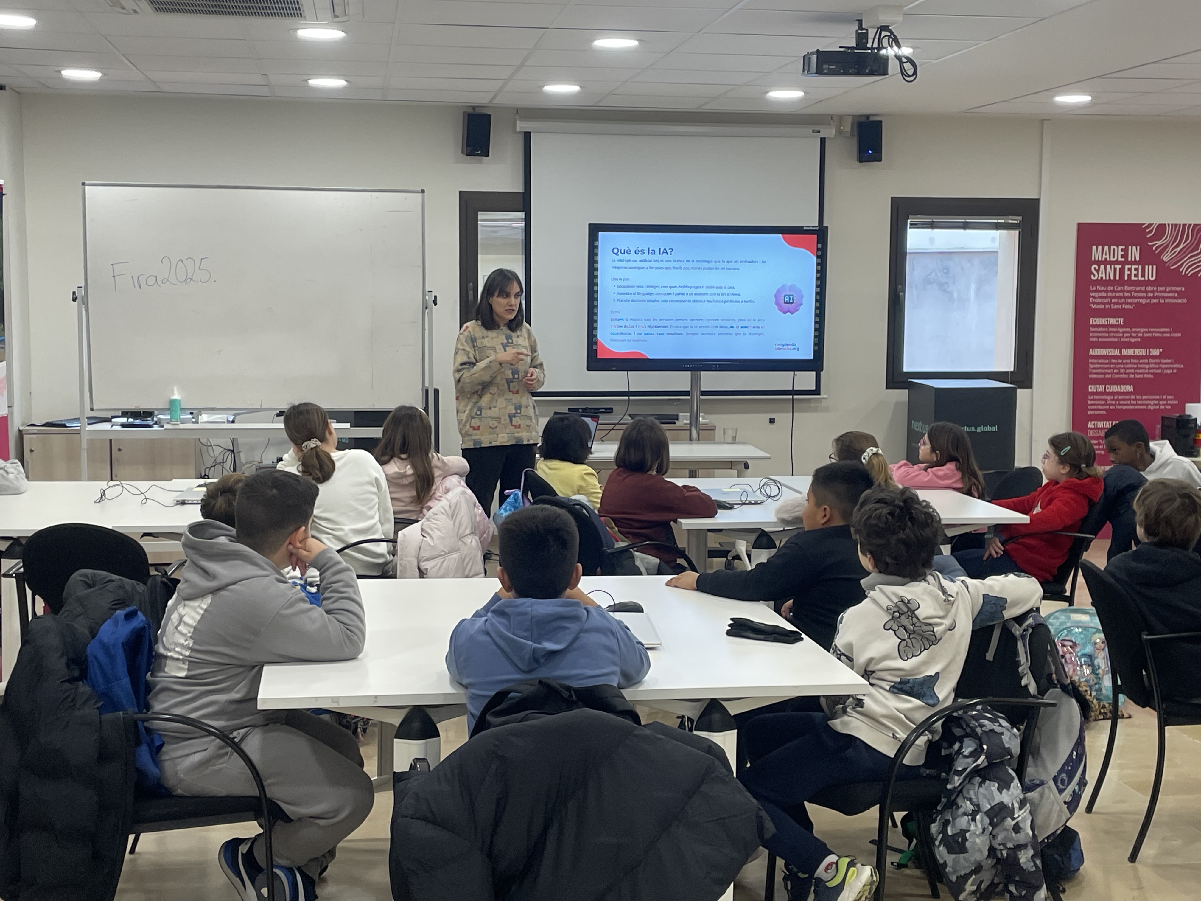 Alumnes explorant conceptes clau de la IA